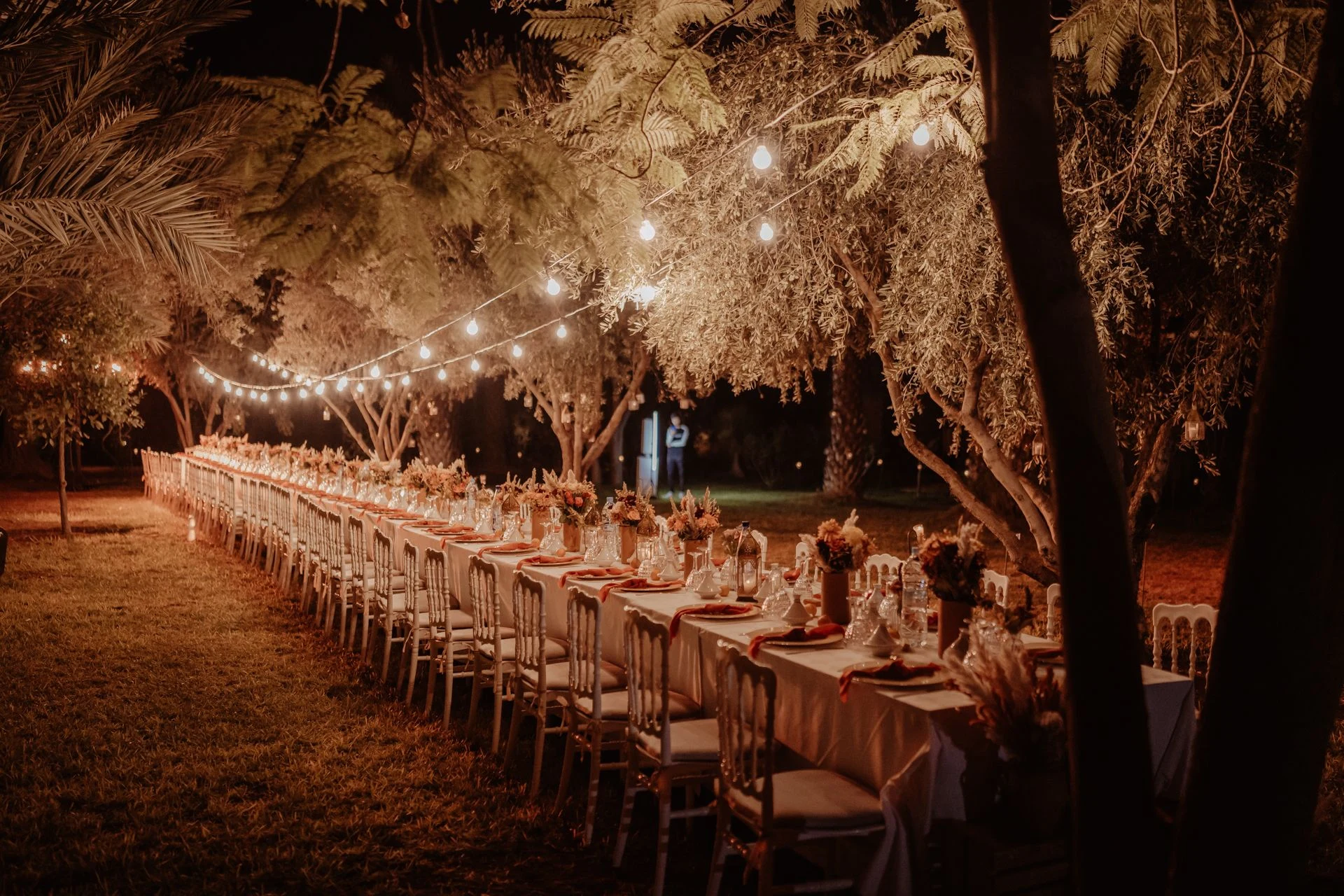 Dîner de mariage sous les guirlandes lumineuses à Marrakech
