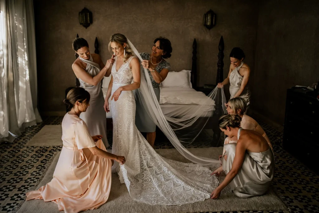 Préparatifs de la mariée entourée de ses demoiselles d’honneur à Marrakech