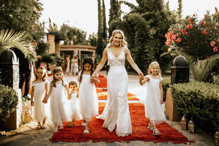 Entrée de la mariée et des demoiselles d’honneur sur un tapis berbère à Marrakech