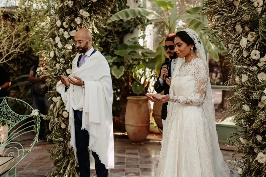 Cérémonie de mariage en plein air dans un jardin de Marrakech