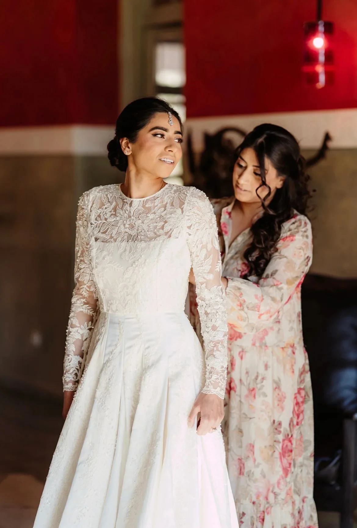 Mariée en robe de dentelle avec sa mère avant la cérémonie à Marrakech