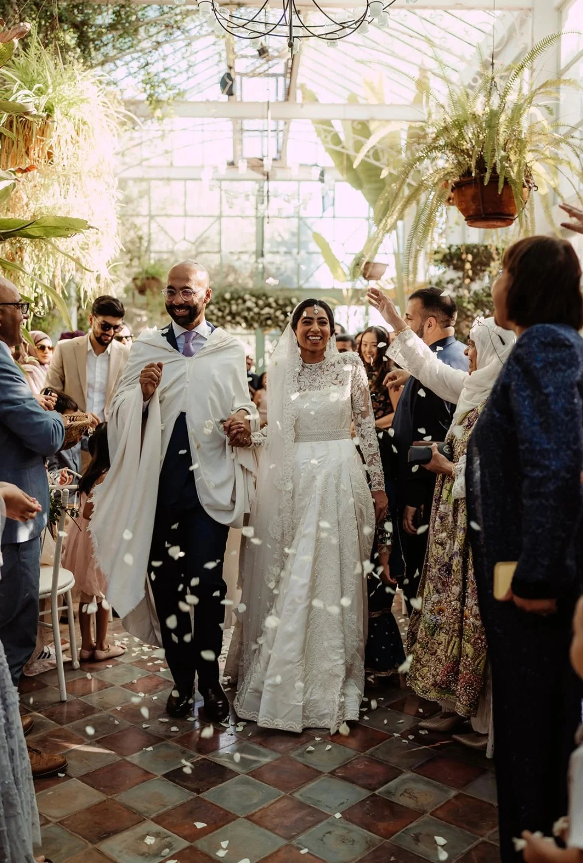 Sortie des mariés sous une pluie de pétales, mariage marocain à Marrakech