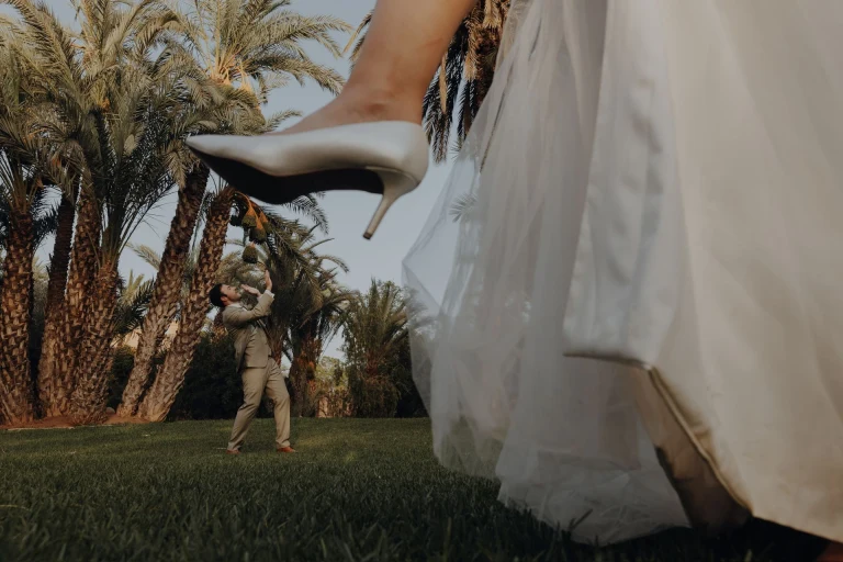 Chaussure de la mariée dans un jardin de palmiers à Marrakech