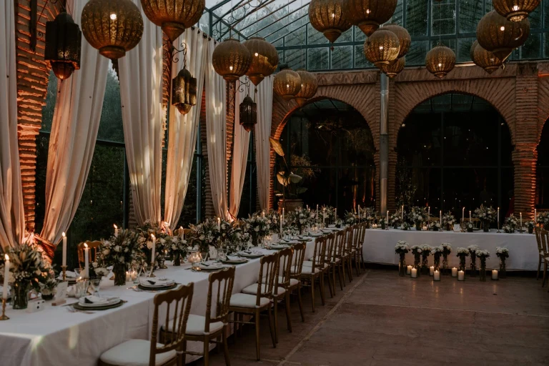Dîner d’entreprise dans une salle aux lanternes à Marrakech