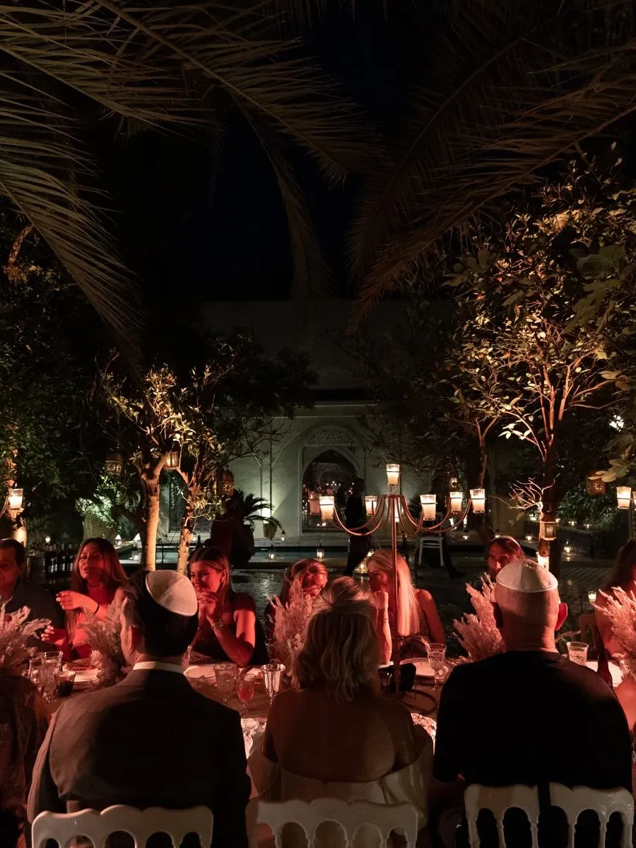 Dîner de fête aux chandelles, événement privé à Marrakech