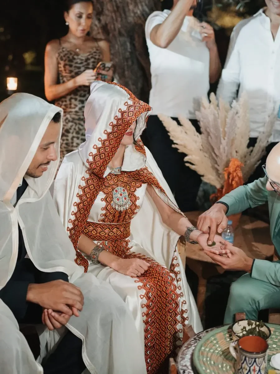 Cérémonie traditionnelle du henné au Maroc